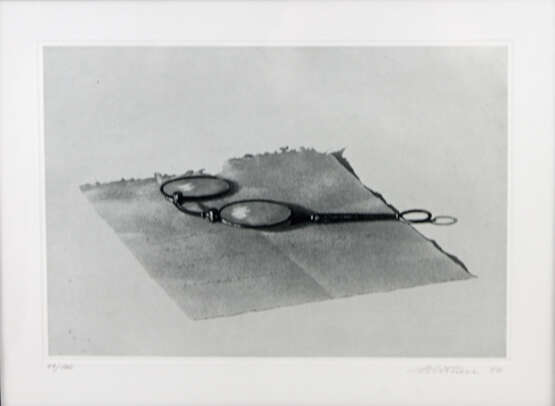 UNDEUTL. signiert: Abbildung eines Lorgnon mit Brief, 1977, - Foto 4