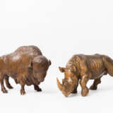 Bildschnitzer 20. Jahrhundert, 2 TIERFIGUREN: Nashorn u. Büffel, - Foto 1