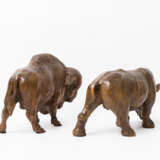 Bildschnitzer 20. Jahrhundert, 2 TIERFIGUREN: Nashorn u. Büffel, - photo 2