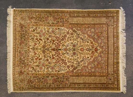 Orientteppich aus Seide. HEREKE, 20. Jahrhundert, ca. 136x114 cm - фото 1