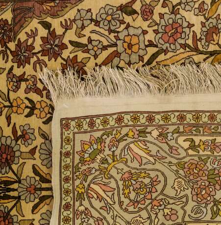 Orientteppich aus Seide. HEREKE, 20. Jahrhundert, ca. 136x114 cm - photo 2