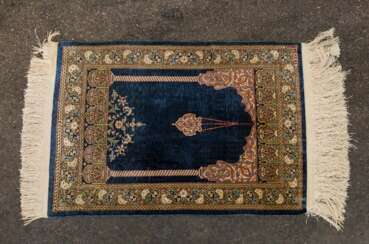 Orientteppich aus Seide. HEREKE/TÜRKEI, 20. Jahrhundert, ca. 73x52 cm