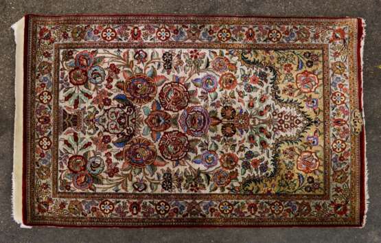 Orientteppich aus Seide. GHOM/IRAN, 20. Jahrhundert, 120x77 cm - Foto 1
