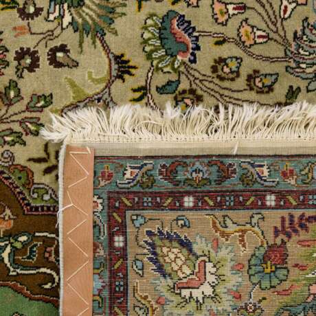 Orientteppich. TÄBRIZ/IRAN, 20. Jahrhundert, ca. 277x184 cm - photo 2