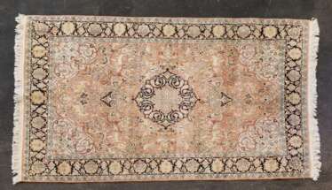 Orientteppich aus Kashmirseide. 20. Jahrhundert, 185x126 cm