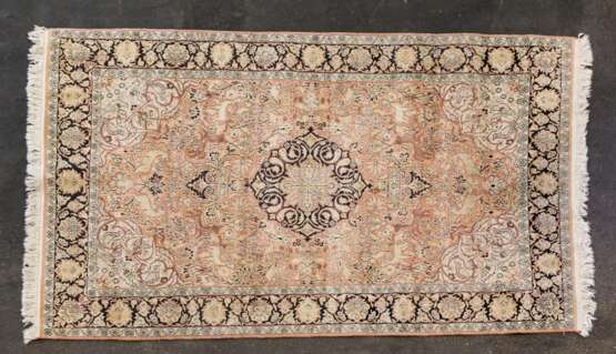 Orientteppich aus Kashmirseide. 20. Jahrhundert, 185x126 cm - Foto 1