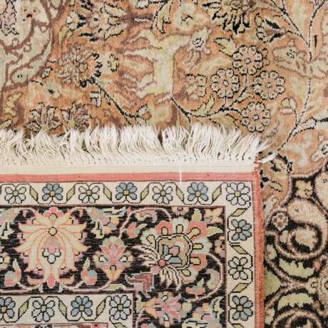 Orientteppich aus Kashmirseide. 20. Jahrhundert, 185x126 cm - Foto 2