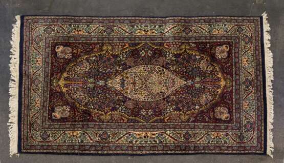 Orientteppich. PERSIEN, 20. Jahrhundert, ca. 233x140 cm - photo 1