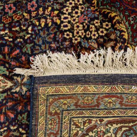 Orientteppich. PERSIEN, 20. Jahrhundert, ca. 233x140 cm - фото 2