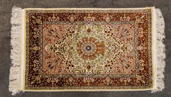 Orientteppich aus Seide. HEREKE/TÜRKEI, 20. Jahrhundert, ca. 97x68 cm - фото 1