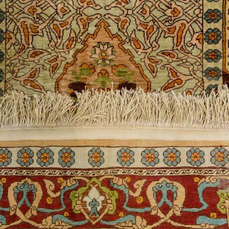 Orientteppich aus Seide. HEREKE/TÜRKEI, 20. Jahrhundert, ca. 76x54 cm - фото 2