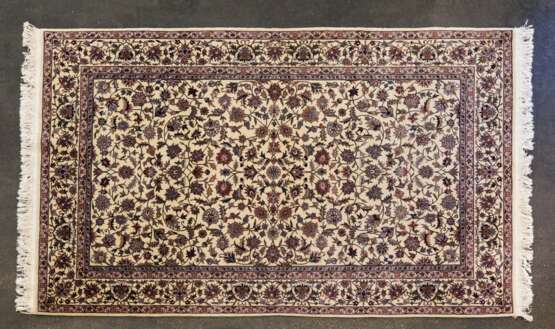 Orientteppich. ISFAHAN/CHINA, 20. Jahrhundert, ca. 244x152 cm - фото 1