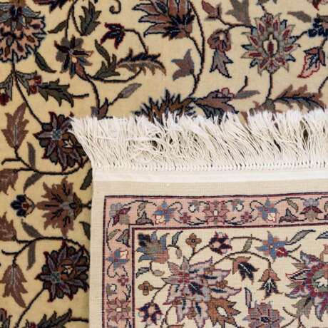 Orientteppich. ISFAHAN/CHINA, 20. Jahrhundert, ca. 244x152 cm - фото 2