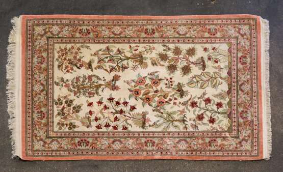 Orientteppich aus Seide. GHOM/PERSIEN, 20. Jahrhundert, ca. 166x106 cm - фото 1