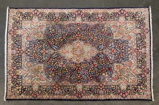 Orientteppich. KIRMAN/IRAN, 20. Jahrhundert, 290x197 cm - photo 1