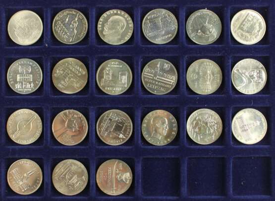 Große Sammlung von 109 Gedenk- und Kursmünzen der DDR  - photo 2