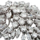 Brosche, zahlreich besetzt mit Diamanten, zusammen ca. 7,5 ct, - photo 5
