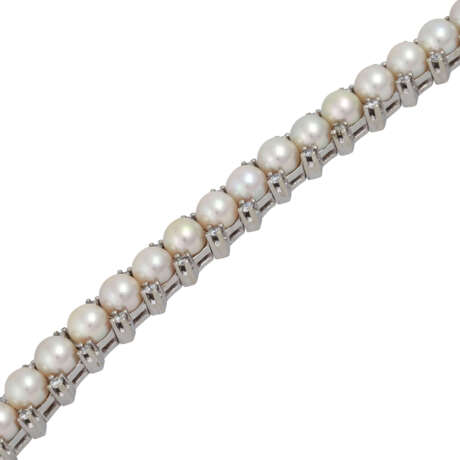 Armband mit 30 Perlen und 58 Brillanten, zusammen ca. 1,1 ct, - photo 4
