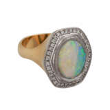 Ring mit Opal, ca. 2,9 ct entouriert von Brillanten, - Foto 2