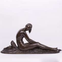 La sculpture en bronze. “Femme nue aux colombes”
