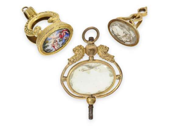 Taschenuhrenschlüssel/Petschaft: 3 sehr seltene Schlüssel/Petschaften für Spindeluhren, um 1820, Bergkristall und Emaillemalerei - photo 1