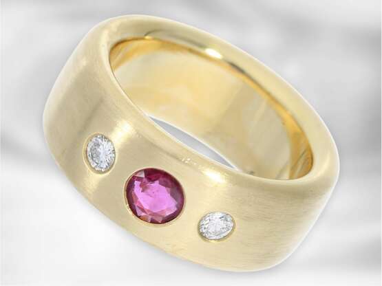 Ring: massiver, sehr schwerer Bandring mit einem Rubin und feinen Brillanten, sehr hochwertige Goldschmiedeanfertigung - Foto 1