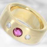 Ring: massiver, sehr schwerer Bandring mit einem Rubin und feinen Brillanten, sehr hochwertige Goldschmiedeanfertigung - фото 1