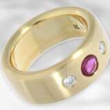 Ring: massiver, sehr schwerer Bandring mit einem Rubin und feinen Brillanten, sehr hochwertige Goldschmiedeanfertigung - Foto 2