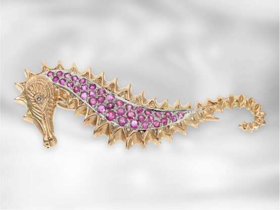 Brosche/Nadel: neuwertige Designerbrosche mit Rubin- und Diamantbesatz Motiv "Seepferdchen", 9K Rotgold - photo 2