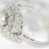 Ring: ausgefallener, ehemals teurer vintage Brillant/Diamant-Blütenring, 18K Weißgold, zusammen ca. 0,84ct, Mittelstein ca. 0,5ct - photo 2