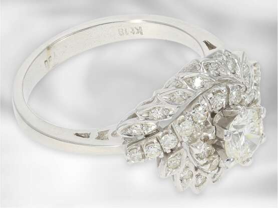 Ring: ausgefallener, ehemals teurer vintage Brillant/Diamant-Blütenring, 18K Weißgold, zusammen ca. 0,84ct, Mittelstein ca. 0,5ct - фото 3