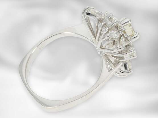 Ring: feiner, weißgoldener vintage Brillant/Diamant-Blütenring, zusammen ca. 1,1ct, Mittelstein ca. 0,4ct - photo 2