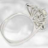 Ring: feiner, weißgoldener vintage Brillant/Diamant-Blütenring, zusammen ca. 1,1ct, Mittelstein ca. 0,4ct - photo 2