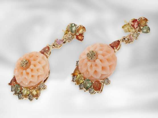 Ohrschmuck: sehr dekorative Blütenohrhänger mit Engelshautkoralle, Farbsteinen und Brillanten, 14K Gelbgold - фото 2