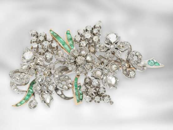 Brosche: attraktive, antike Goldschmiedebrosche mit Smaragden und Diamanten, 19. Jahrhundert, ca. 4,5ct - фото 2
