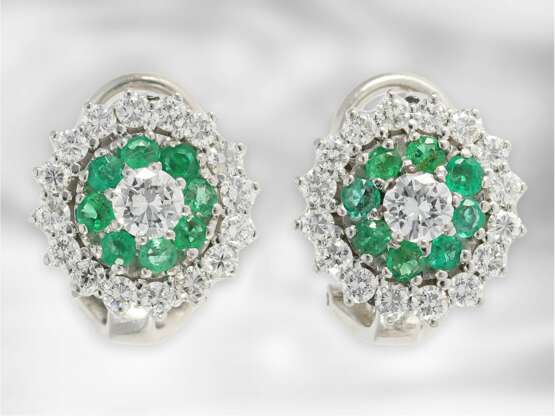 Ring/Ohrschmuck: exquisites Brillant/Smaragd-Schmuckset unter anderem mit 2 Viertel- und 1 Halbkaräter Brillanten, insgesamt ca. 3,48ct, 18K Weißgold - Foto 2