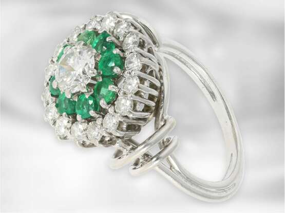 Ring/Ohrschmuck: exquisites Brillant/Smaragd-Schmuckset unter anderem mit 2 Viertel- und 1 Halbkaräter Brillanten, insgesamt ca. 3,48ct, 18K Weißgold - Foto 5
