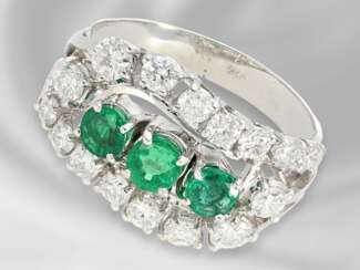 Ring: ausgefallen gefertigter und dekorativer vintage Damenring mit Smaragd- und Brillantbesatz, Handarbeit aus 18K Weißgold