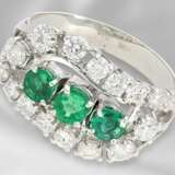 Ring: ausgefallen gefertigter und dekorativer vintage Damenring mit Smaragd- und Brillantbesatz, Handarbeit aus 18K Weißgold - Foto 1