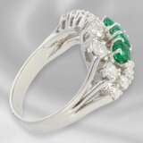 Ring: ausgefallen gefertigter und dekorativer vintage Damenring mit Smaragd- und Brillantbesatz, Handarbeit aus 18K Weißgold - photo 2