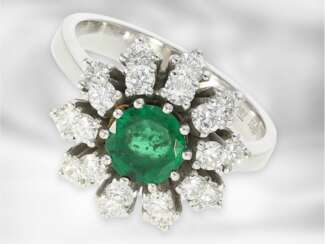 Ring: dekorativer Brillant-/Smaragdring im Vintage-Stil, insgesamt ca. 2,59ct, 18K Weißgold