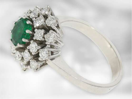 Ring: dekorativer Brillant-/Smaragdring im Vintage-Stil, insgesamt ca. 2,59ct, 18K Weißgold - Foto 2