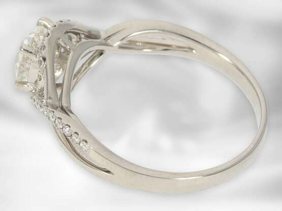 Ring: weißgoldener, fein gearbeiteter Brillant-Goldschmiedering mit schönem Altschliff-Brillant, ca. 0,72ct - Foto 2