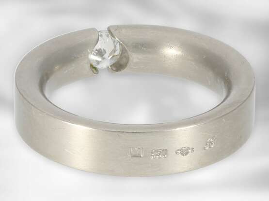 Ring: sehr hochwertig gearbeiteter, massiver Spannring mit einem feinen Brillanten von ca. 0,3ct, Markenschmuck von Niessing aus 950er Platin - photo 3