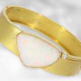 Armreif: handgearbeiteter vintage Designer-Armreif in 18K Gold mit schönem Opal und Brillant - photo 1