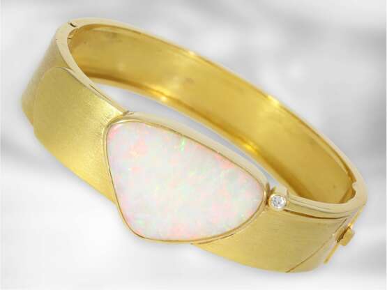 Armreif: handgearbeiteter vintage Designer-Armreif in 18K Gold mit schönem Opal und Brillant - фото 1