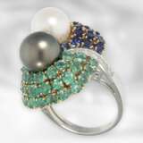 Ring: sehr dekorativer und hochwertiger Saphir/Smaragdring mit Brillanten und großen Zuchtperlen, insgesamt ca. 6,37ct, 14K Weißgold - Foto 3