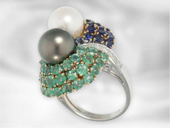 Ring: sehr dekorativer und hochwertiger Saphir/Smaragdring mit Brillanten und großen Zuchtperlen, insgesamt ca. 6,37ct, 14K Weißgold - Foto 3
