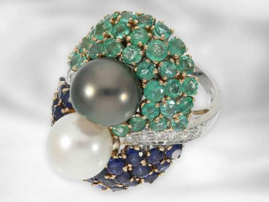 Ring: sehr dekorativer und hochwertiger Saphir/Smaragdring mit Brillanten und großen Zuchtperlen, insgesamt ca. 6,37ct, 14K Weißgold - Foto 4