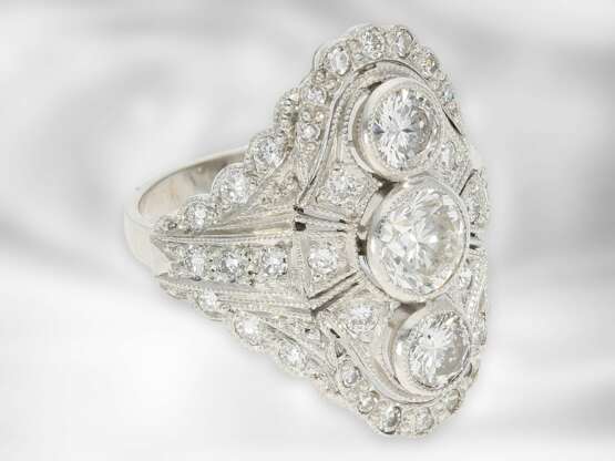 Ring: sehr schöner neuwertiger Brillantring im Stil des Art déco, insgesamt ca. 2,8ct, 14K Weißgold - Foto 2